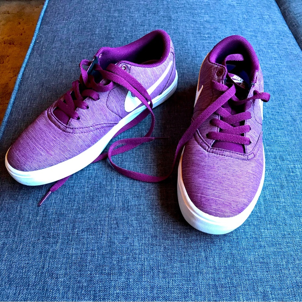Nike SB CHECK  shoes Sz9 burgundy *like new*